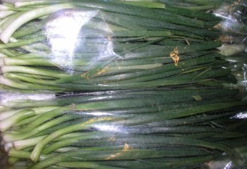 Salad onions wrapped in film. Nairobi market. © Maundu, 2006 Salad onions wrapped in film. Nairobi market. © Maundu, 2006